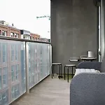Bright 2 Bedrooms Apartment Near The 3 Arena