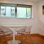 Bright 2 Bedrooms Apartment Near The 3 Arena