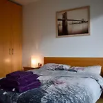 Bright 2 Bedrooms Apartment Near The 3 Arena
