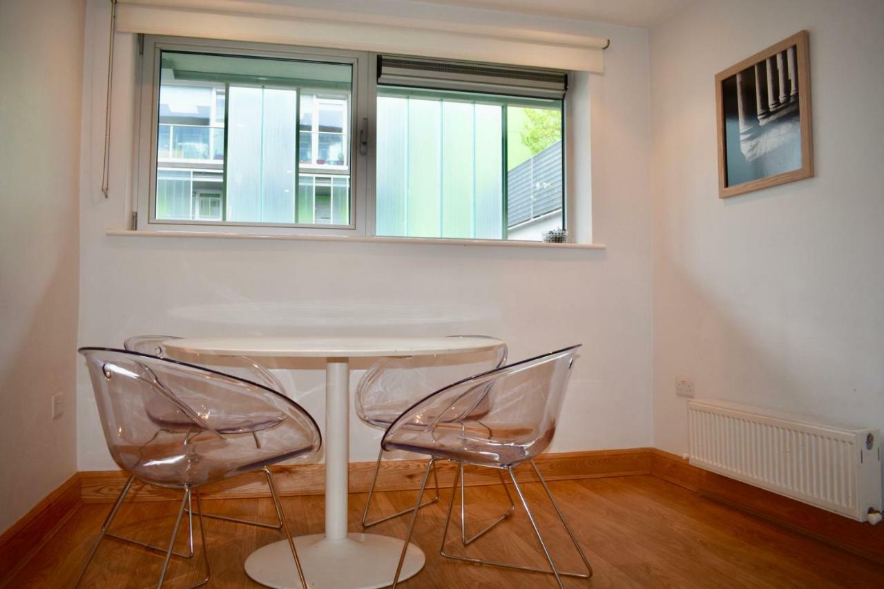 Bright 2 Bedrooms Near The 3 Arena Apartment *