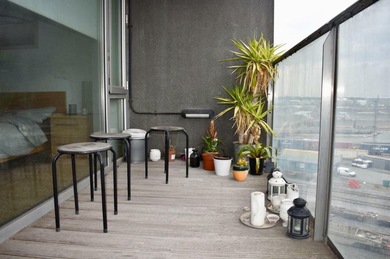 Bright 2 Bedrooms Near The 3 Arena Apartment *