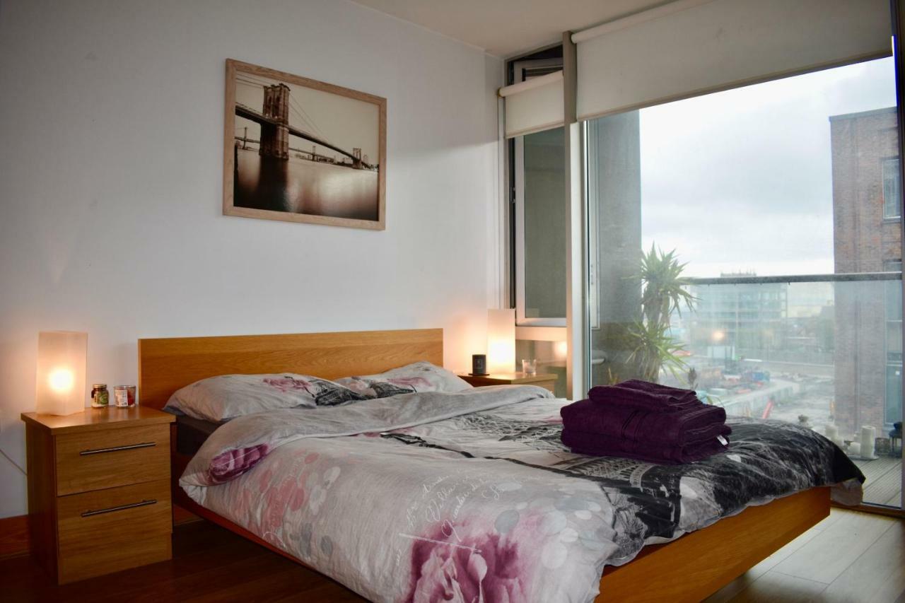 Bright 2 Bedrooms Near The 3 Arena