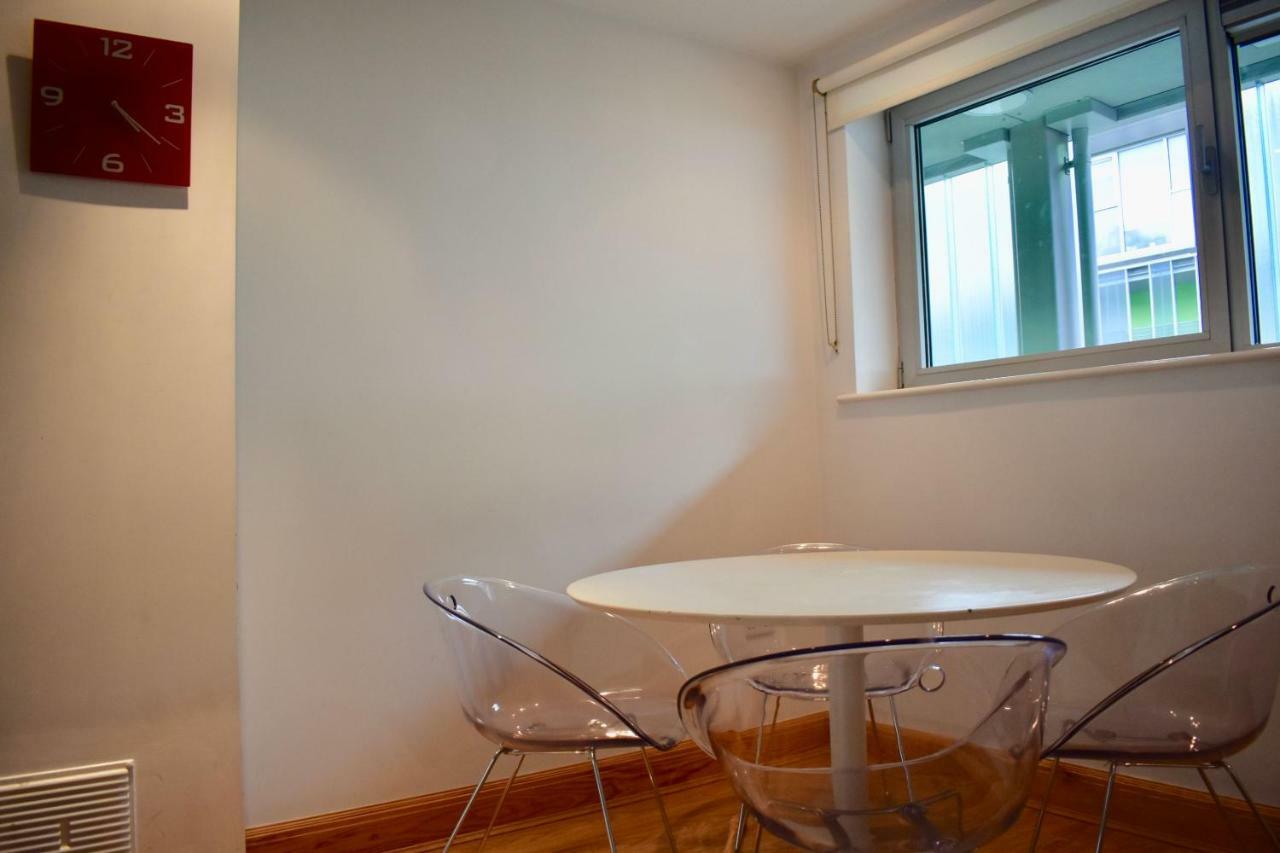 Bright 2 Bedrooms Near The 3 Arena *