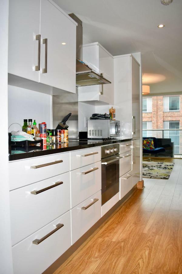 Bright 2 Bedrooms Near The 3 Arena Apartment *