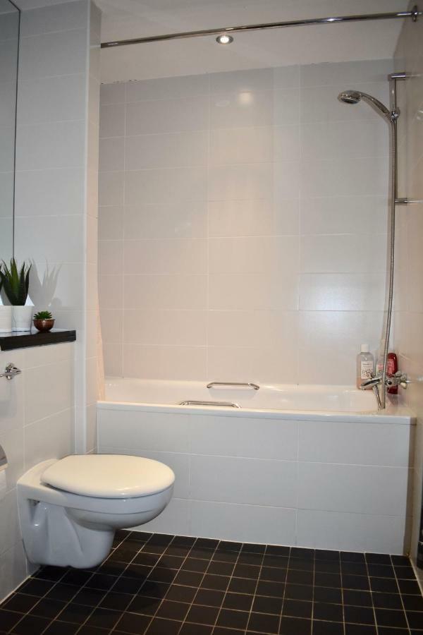 Bright 2 Bedrooms Near The 3 Arena