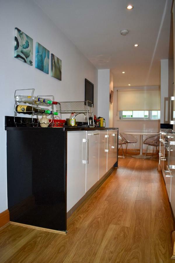 Bright 2 Bedrooms Near The 3 Arena *