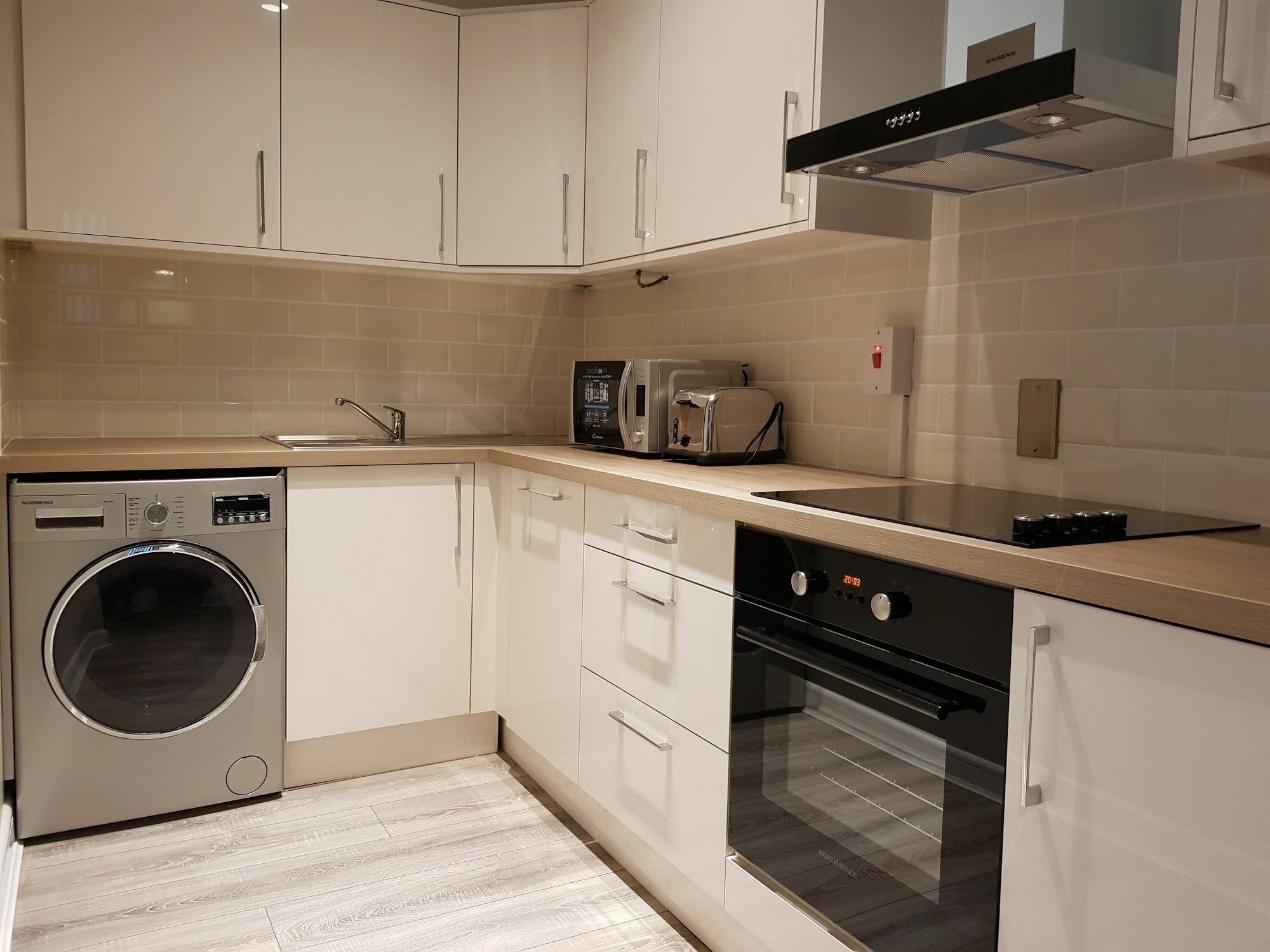 Bright 2 Bedrooms Near The 3 Arena Apartment *