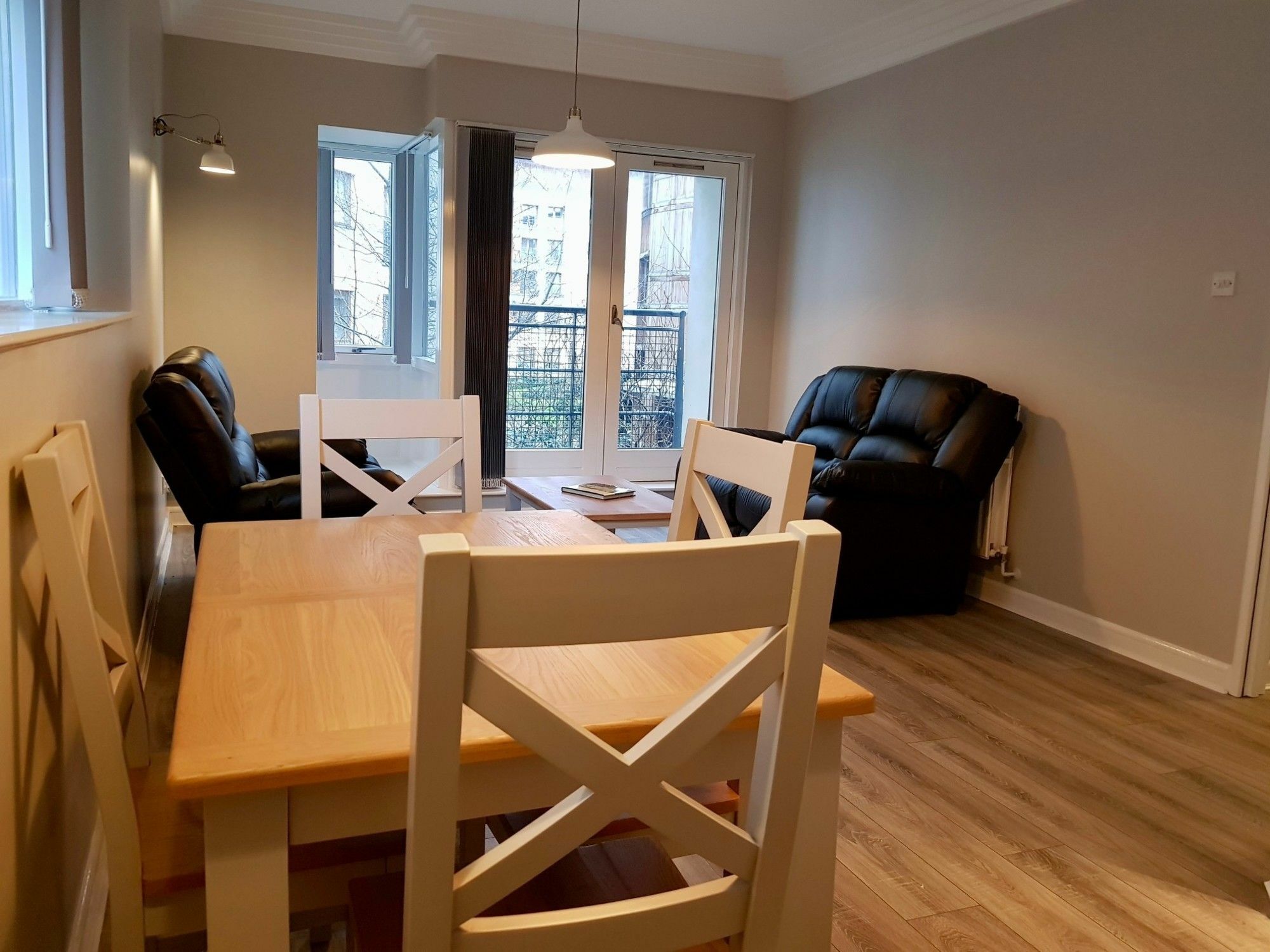 Bright 2 Bedrooms Near The 3 Arena *