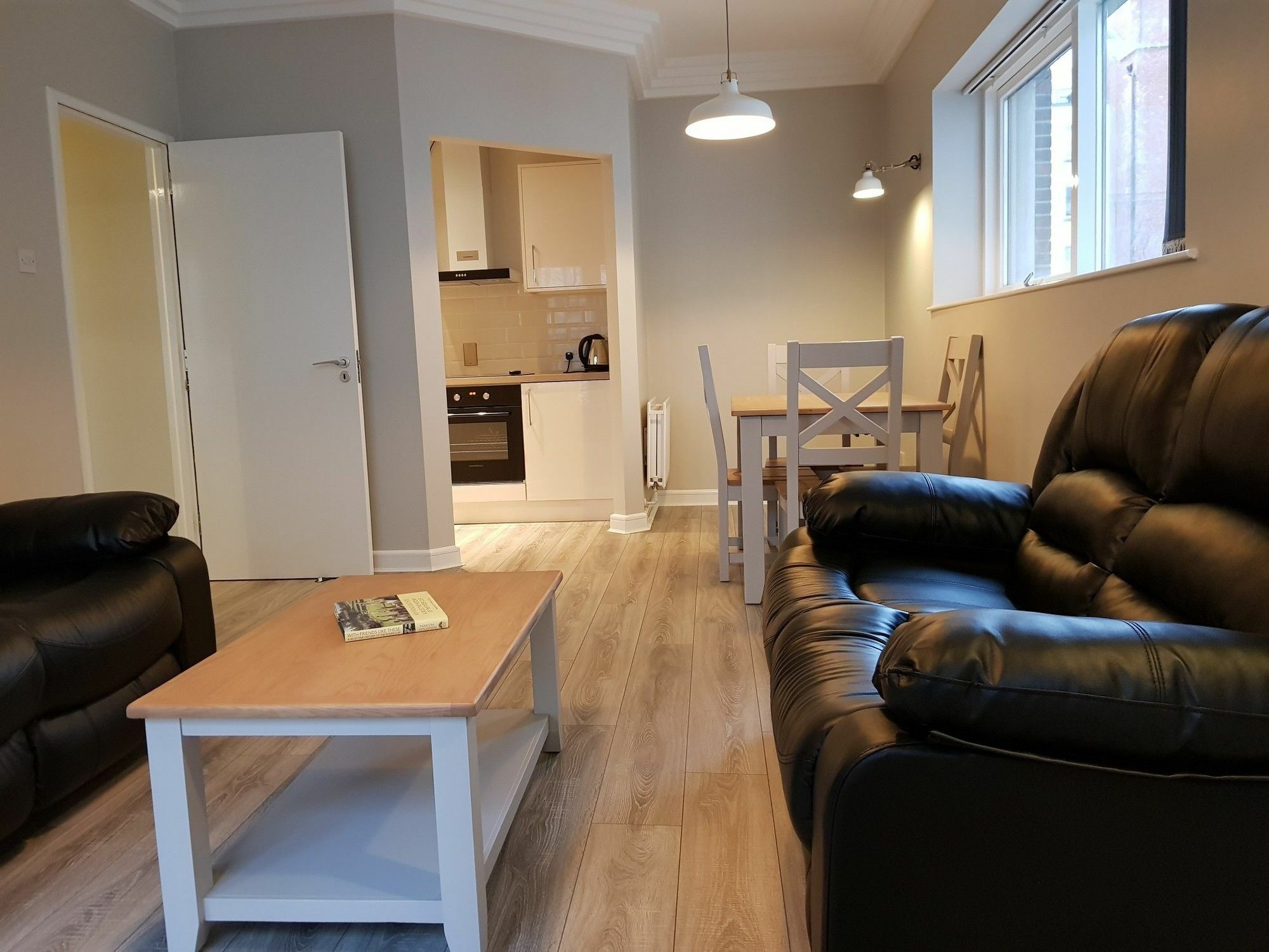Bright 2 Bedrooms Near The 3 Arena Apartment