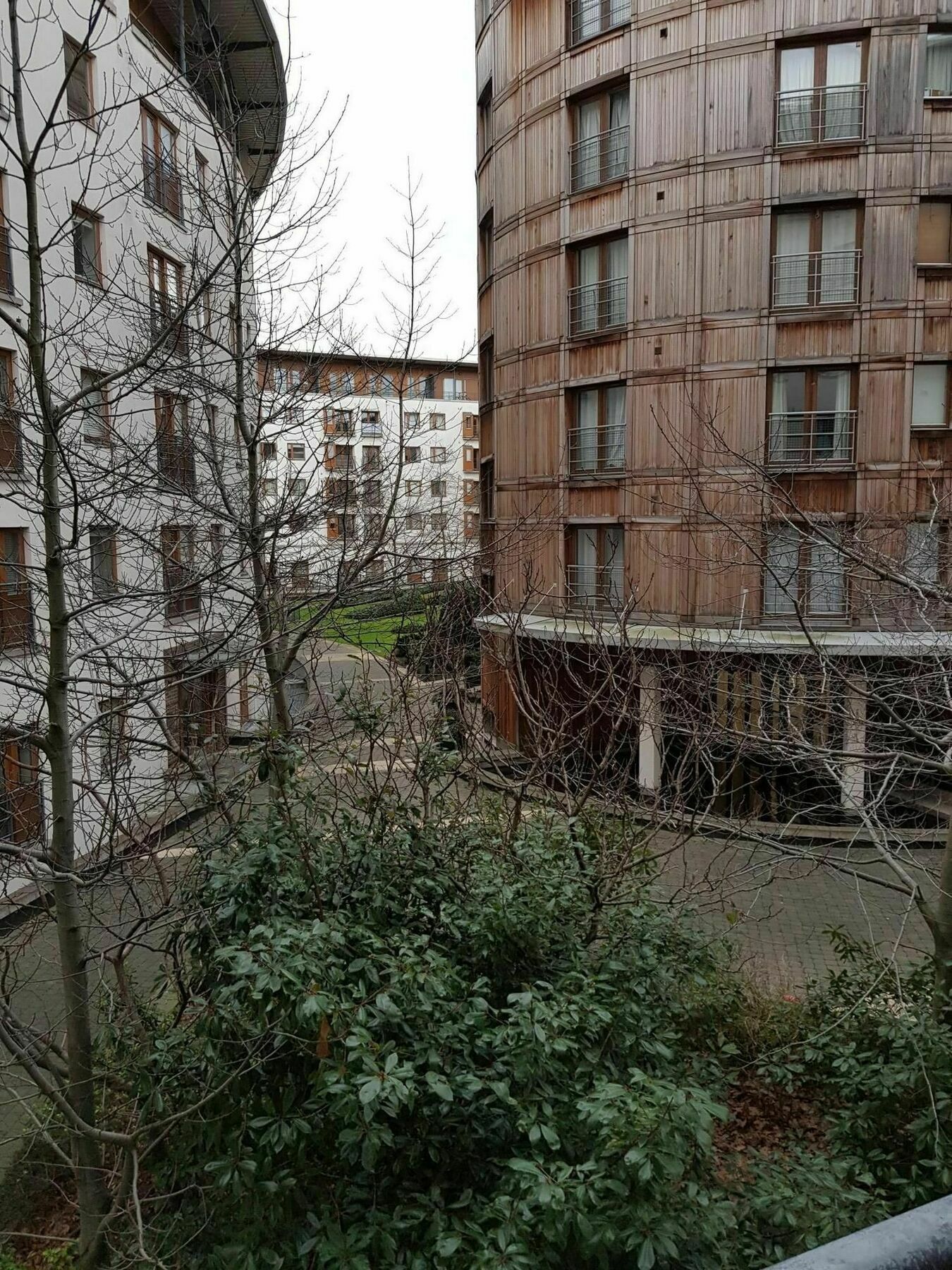 Bright 2 Bedrooms Near The 3 Arena